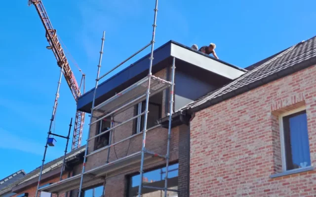 Finition de toiture avec les panneaux de construction HPL Strongpanel